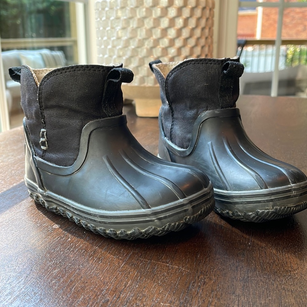 Black SPERRY rain boots.  Size 7 kids.